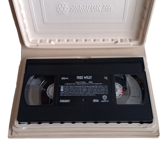 Free Willy (VHS, 1993, Warner Bros.) - Picture 3 of 9